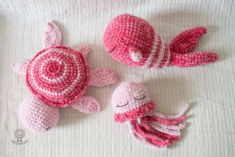 Chunky velvet crochet turtle made with bulky yarn, an easy beginner crochet pattern