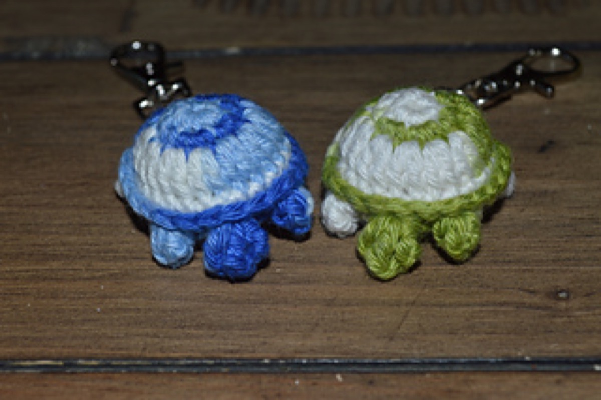 No sew crochet turtle keychain worked in one piece by Nina Valovirta