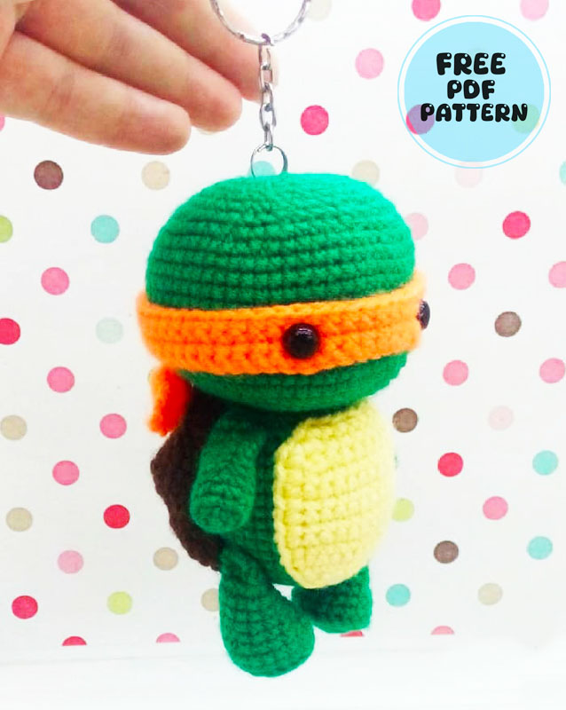 Crochet ninja turtle keychain amigurumi with a colored eye mask