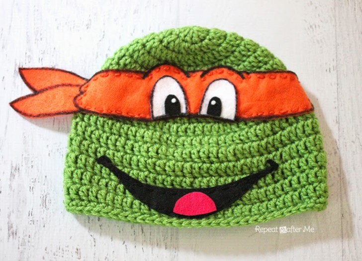 Green crochet ninja turtle hat with a felt eye mask and face