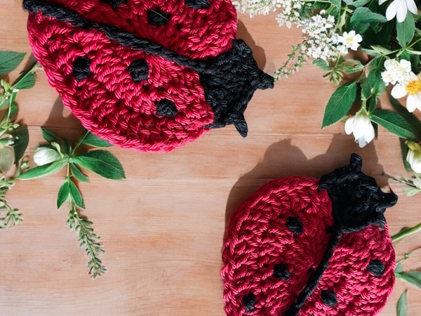 Crochet ladybug memory game pieces in red and black by Mit-Liebe-verbunden